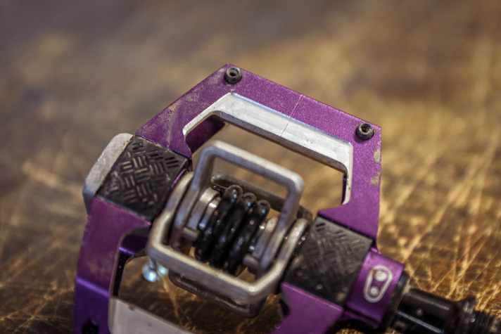 Die beiden winzigen Pins bringen weder eingeklickt noch ausgeklickt einen echten Mehrwehrt.