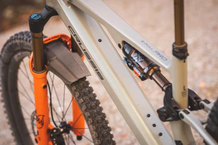 The battery is firmly installed in the down tube. On our test bike, the battery and/or cables unfortunately caused an annoying rattling noise. A problem that we also had with Amflow.