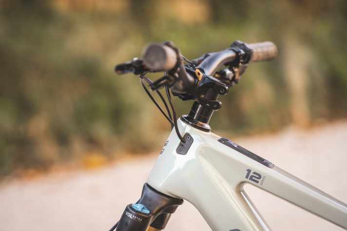 Good for mechanics: The cables run classically into the frame instead of fully integrated through the headset.