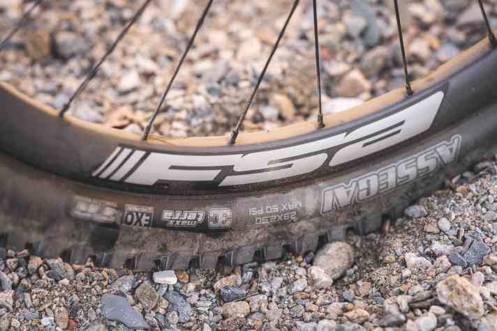 Das Crussis kommt mit leichten Carbon-Laufrädern von FSA.