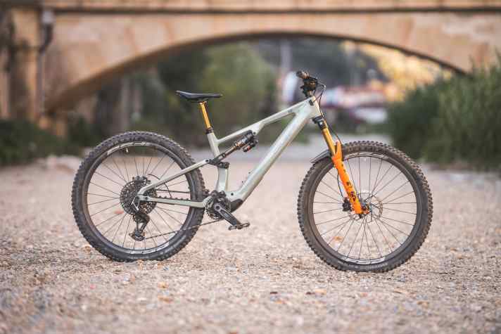 The latest category: lightweight power e-mountainbikes. Powerful motors combined with medium-sized batteries. Low weight combined with strong performance. This is reflected in the price. Lightweight power e-mountainbikes are mostly found in the higher price ranges.