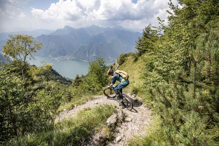 Further down, the hairpin bends are a little more relaxed. How many hairpin bends is it? Damn, I lost count.