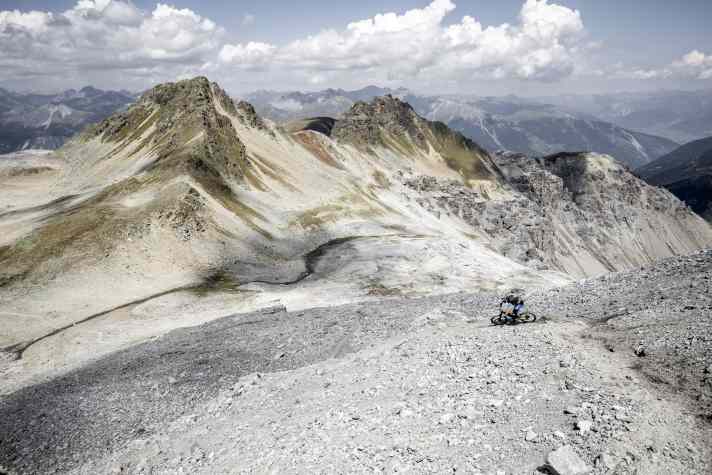 Und los geht die Sause von 3033 Meter Höhe bis ins Val Müstair hinunter auf knapp 1400 Meter.