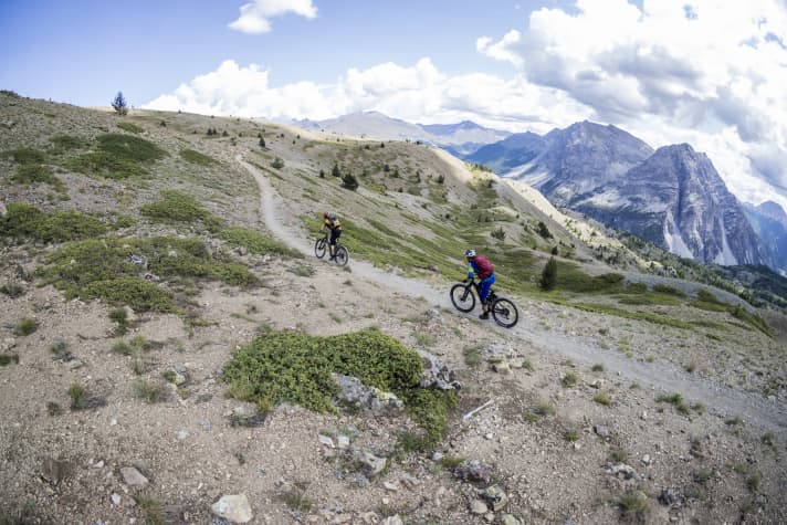 The trail to Lago di Sette Colori looks dusty and slippery, but has a sandstone-like grip. And the view from this high plateau is, of course, gigantic.