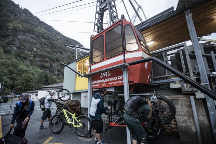 Bevor die Schweizer gar keine Bikes mitnehmen, lassen sie sich lieber etwas Abenteuerliches einfallen. Achtung: Jeden ersten Donnerstag des Monats hat die Bahn Revision!