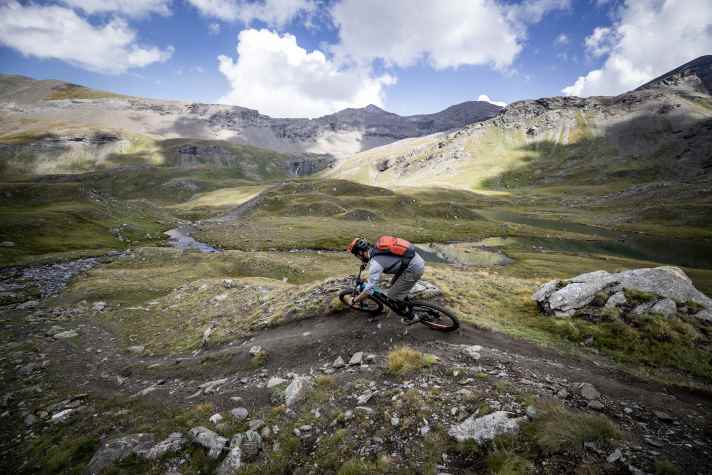 1400 metres down and not a second without "Moah, that's fun": the Banzai Trail in the Aosta Valley.