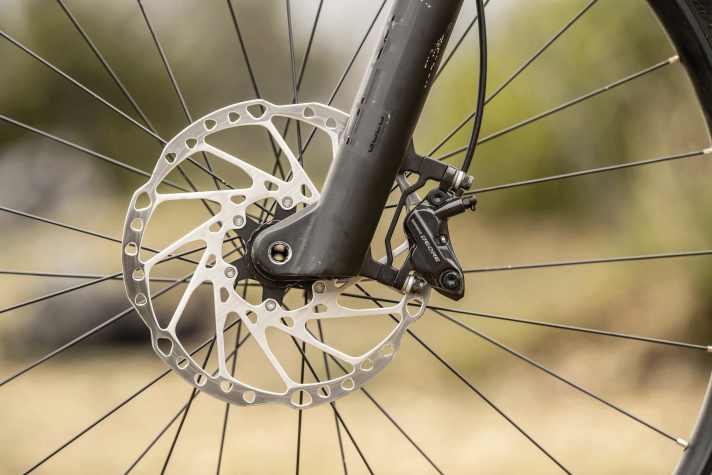 The Shimano Deore brakes with four pistons impress with good bite and a pleasant pressure point.