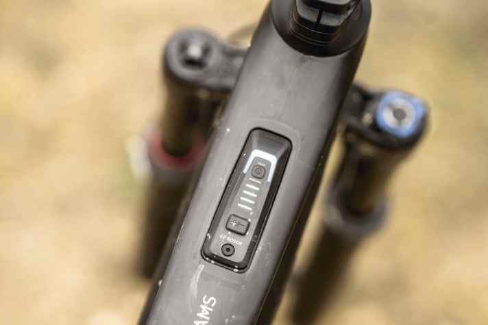 The Bosch system controller is located in the top tube. The battery status and support level are displayed via the coloured LEDs.
