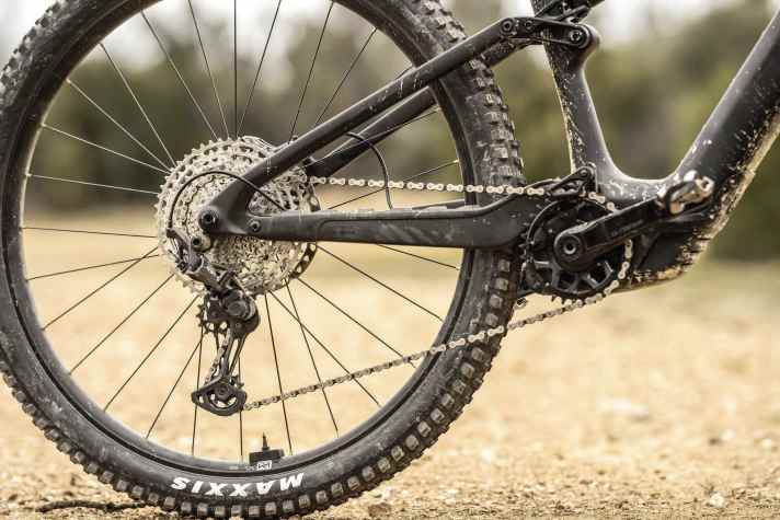 The twelve gears are managed by a Shimano XT drivetrain.