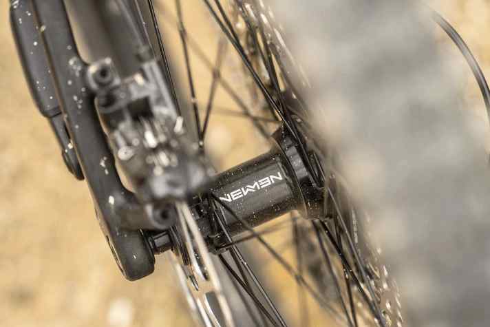 The Newmen wheels are light, which you can feel off-road.