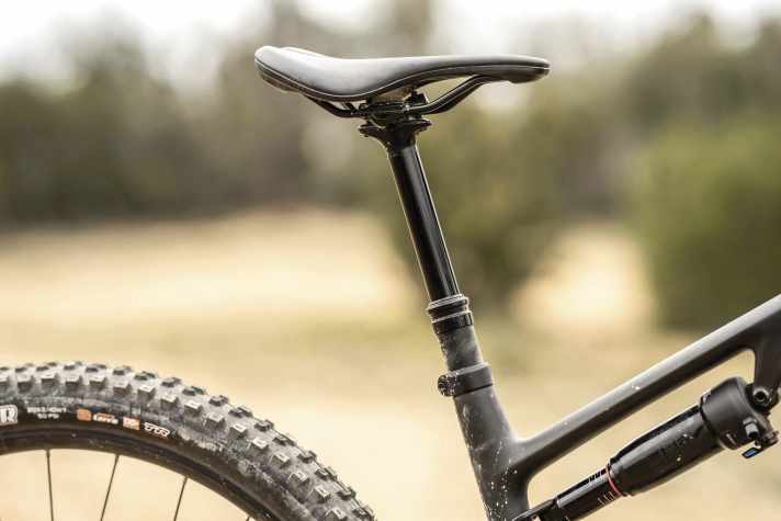 The telescopic seatpost offers 170 mm travel for size L. Good, but not generous.