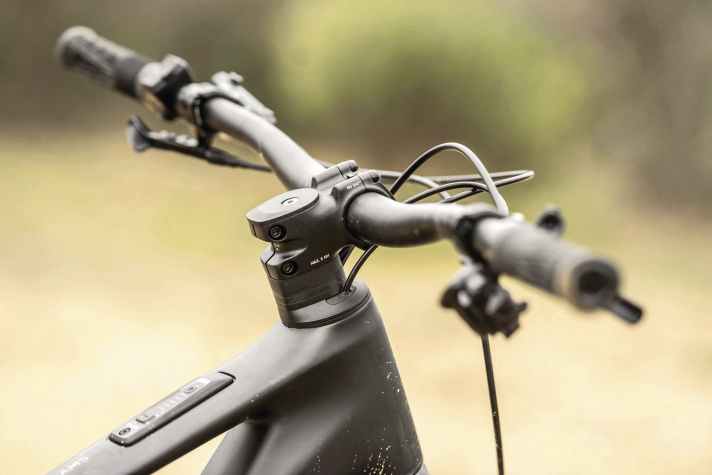 The cables and wires run through the headset into the inside of the carbon frame.