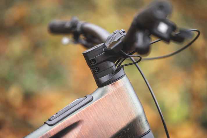 The cables run through the headset into the inside of the frame. A special connection for a front light is integrated into the end.