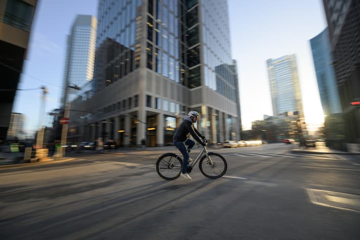 The streets in the urban jungle are rarely as empty as they are here. That's why it's all the more important to have a reliable city bike. And it looks good too!