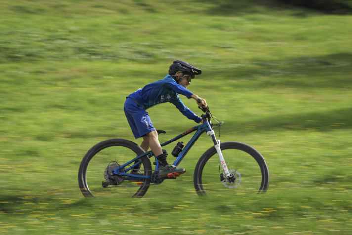 Just as adults benefit from 29-inch wheels, children can also benefit from 26 or 27.5-inch wheels. But be careful: wheels that are too big make handling bulky and reduce the feeling of safety.