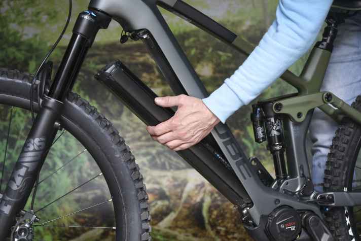 The 750 watt-hour battery is located behind a separate cover in the down tube, is secured with a lock and can be easily folded out to the front.