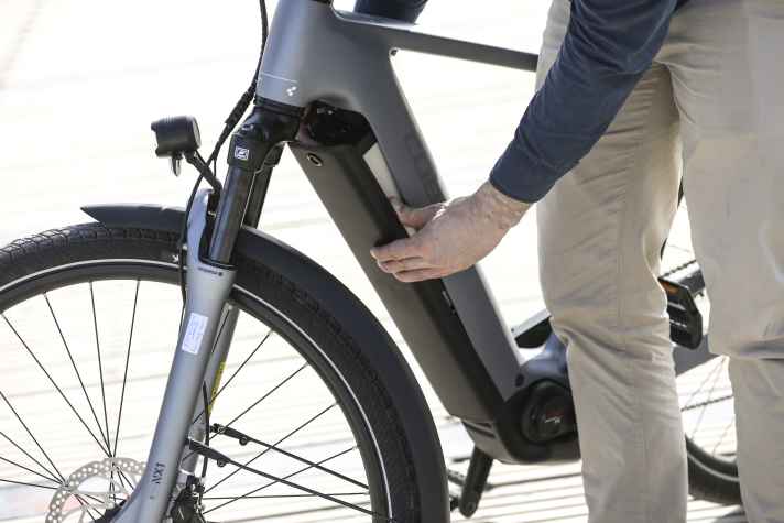 The battery with a full 800 watt hours folds forwards out of the down tube.