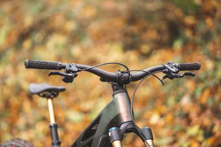 The stack value is not particularly high, but the integrated cable routing as well as a high stem and riser handlebars make the front end noticeably more robust.