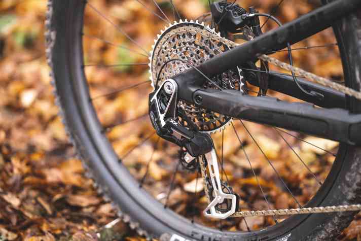 Die Sram Transmission-Funkschaltung ist per Kabel an den Haupt-Akku des Bikes angeschlossen.