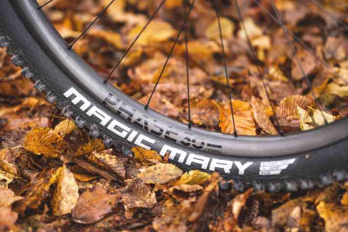 Tuned to the very tips of your hair, er, rims: Cube stands out in the test field with its top-of-the-range equipment. The carbon wheels from Newmen are super light.