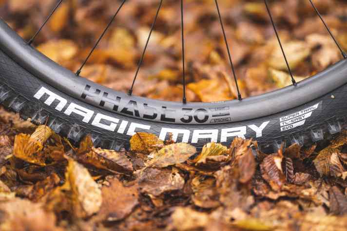 Super light and stiff: The Phase 30 carbon wheels from Newmen give the One44 very direct handling.