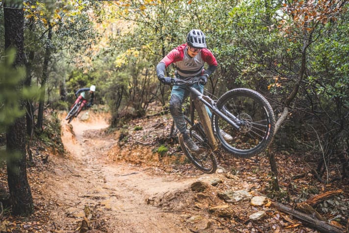 The Cube (front in the picture) shows more all-mountain character than enduro genes.