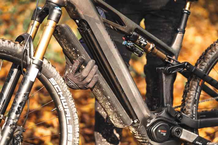 The battery is classically located under a cover and can be conveniently folded out to the front with the key.