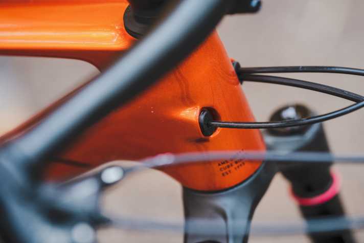We did discover one plus point in terms of ease of maintenance: Instead of running through the headset, the cables enter the Cube carbon frame through the head tube.