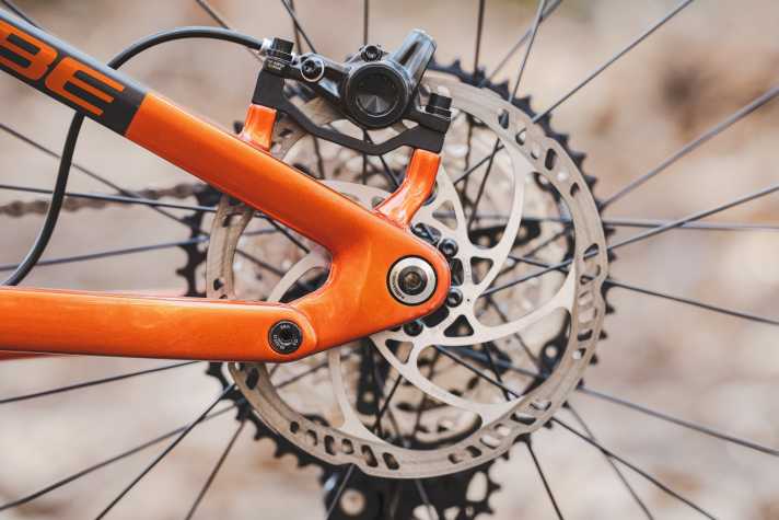 Instead of a flex pivot, the rear triangle of the Cube AMS One11 C:68X Pro 29 relies on an additional bearing seat. This adds a little extra weight.