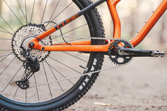 The crank, rear derailleur and shifters from the Shimano XT series give the Cube equipment points. The AMS One11 cancels out its lead with details such as a missing chainstay protector.