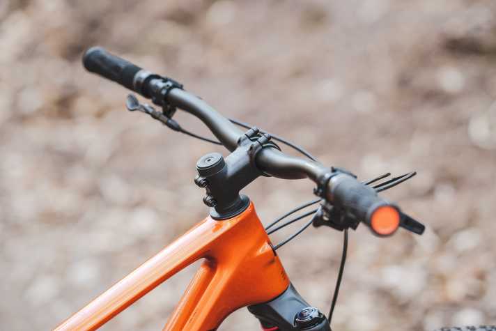 With a positively angled stem and riser handlebar, the front of the Cube is high. This has advantages but also disadvantages.