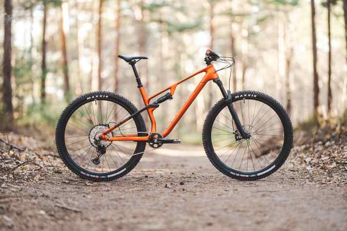 The Cube AMS One11 C:68X Pro 29 weighs 12.9 kg and costs 3799 euros.