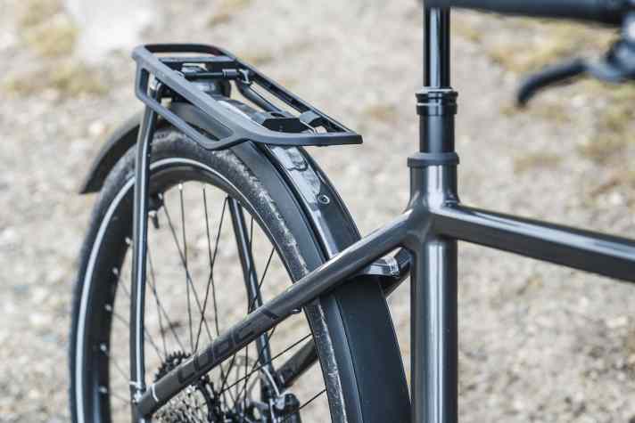 Durchdachte Träger-Lösung: Statt eines komplett separaten Bauteils verlängert Cube den Rahmen nach hinten und setzt nur die Plattform auf.