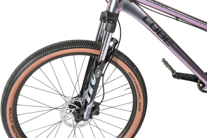 The Manitou Circus Sport in the Cube dirt bike at least offers a functioning rebound adjustment, which keeps the rebound speed of the steel spring under control. However, the damping is too weak for riders over 80 kilos.