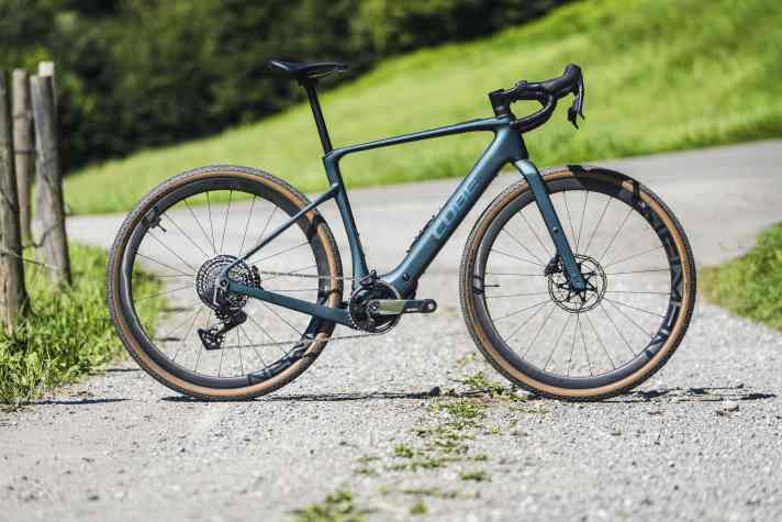 Chic, fast commuter: the Nuroad Hybrid C:62 from Cube's gravel range. Here is the elegant top version without everyday equipment.