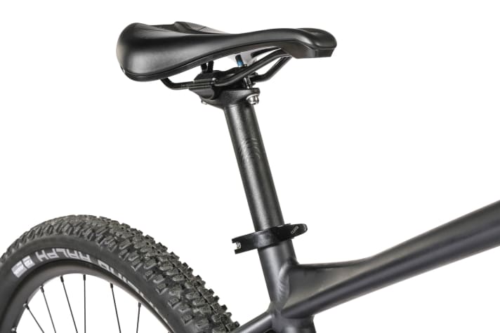 The rigid seatpost of the Cube Reaction Pro hardtail cannot be fully lowered ex works. Be careful when shortening it: you may still need the extension for touring.