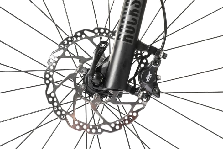 A quick-release axle and 29er wheels are not a very stiff combination on the Cube Reaction Hardtail in fast berms. The good Shimano XT components are of little use on the pump track, but all the more so on tour.