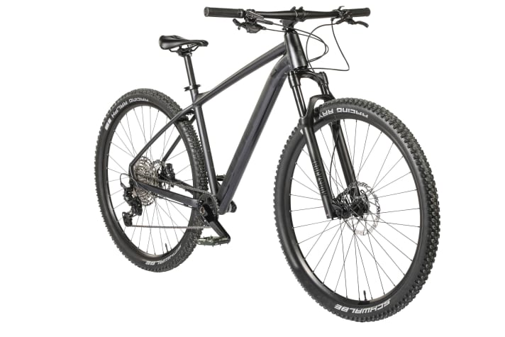 Das Cube Reaction hält in diesem Test die Fahne der Allround-Hardtails hoch und bietet den Dirtbikes auf dem Pumptrack Paroli.