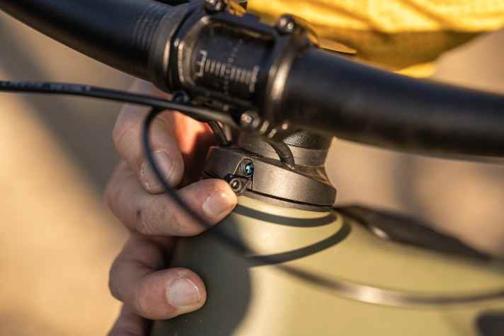 The X-Connect interface makes it easy to connect and disconnect lamps from Cube's accessories.