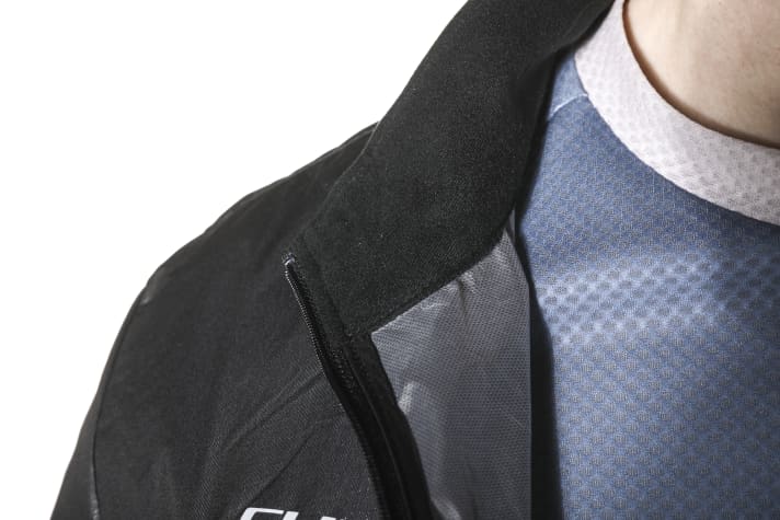 The Cube jacket offers very few features overall. At least there is a lightly lined collar