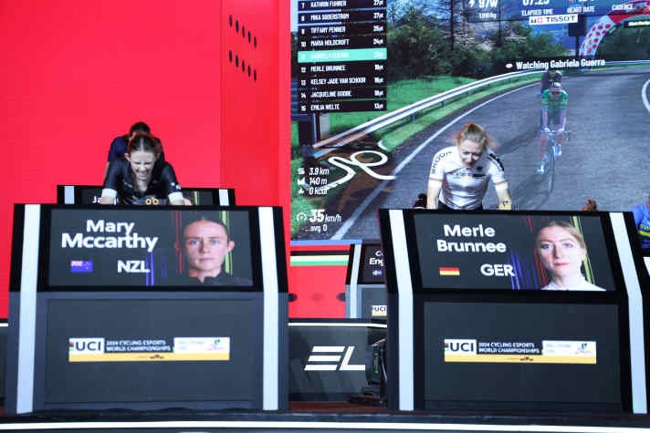 Merle Brunée (rechts) vertrat Deutschland bei der E-Cycling Weltmeisterschaft und fuhr im Finale auf Platz sechs.