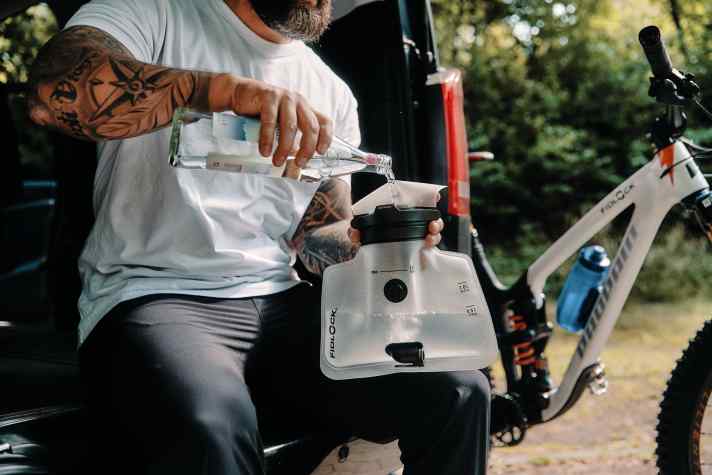 The hydration bladder and hip bag rely on the magnetic fasteners typical of Fidlock and should therefore be particularly easy to use.