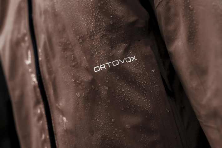 “Wenn das Wasser nicht mehr abperlt, ist es Zeit für eine neue Schutzschicht”, sagt Experte Morgenroth. Hier scheint noch alles zu funktionieren.