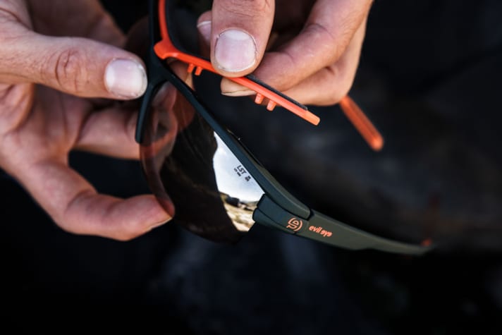 Die 14 verschiedenen Filterfarben sollen je nach Lichteinfall jeder Lichtbedingung gerecht werden. Das “LST” soll Kontraste verstärken, so dass man auf dem MTB die Hindernisse wie Wurzeln oder Unebenheiten sofort erkennen kann.