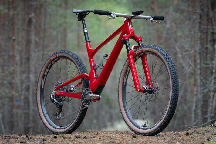 While the apparently similar <a href="https://www.bike-magazin.de/werkstatt/tuning/unter-8-kilo-spark-fully-von-tuning-profi-dangerholm/" target="_blank" rel="noopener noreferrer">ultralight project bike "Sub8 German Edition" weighed less than 8 kilos</a> in 2020, the current Komfort-Spark from Dangerholm comes in at a normal, super-light 11.02 kilos - including pedals