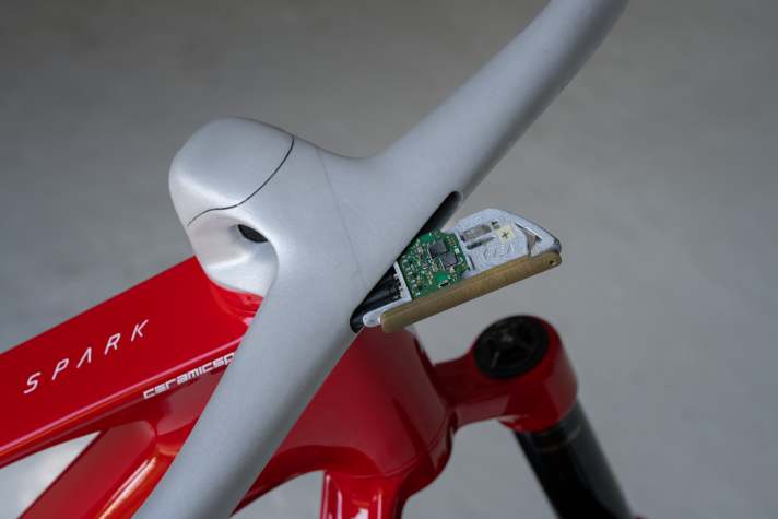 The electronics for the gear shift controller disappear completely into the handlebars.