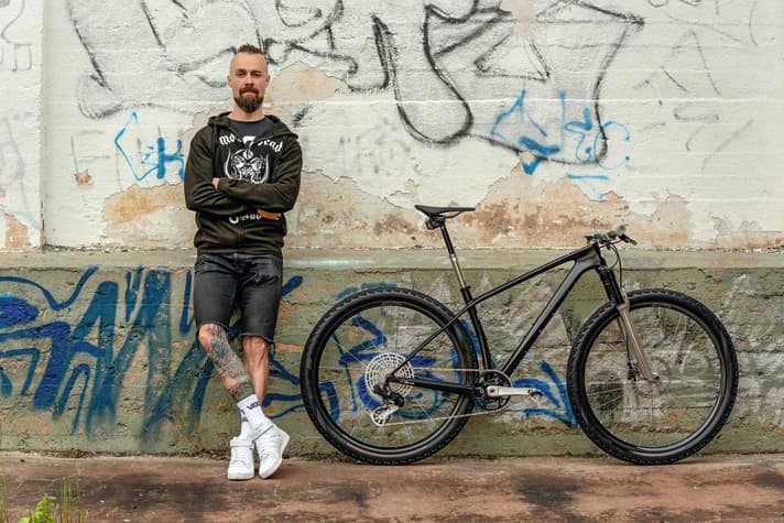 Swede Gustav Gullholm, a.k.a. <a href="https://www.instagram.com/dangerholm/" target="_blank" rel="noopener noreferrer nofollow">Dangerholm</a>, assembles exclusive Scott bikes and documents the process on social media.