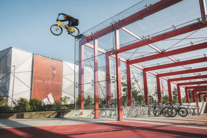 Da freuen sich die Orthopäden: Bike-Akrobat Danny MacAskill droppt ins Flache für seinem Film-Clip, gedreht auf dem Adidas-Gelände in Herzogenaurach.