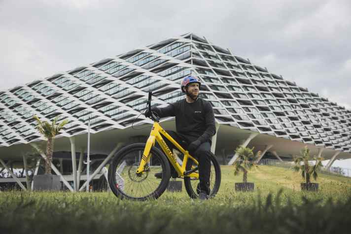Shows that he's still got what it takes: Danny MacAskill. This time the Scotsman tricks on the Adidas grounds in Herzogenaurach.