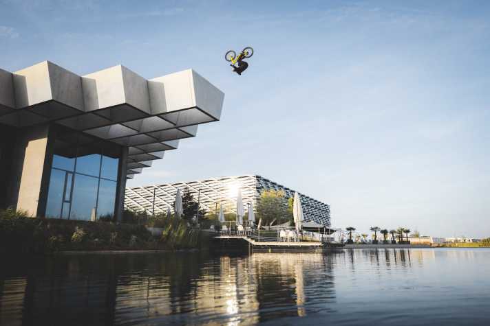 Front flip from 10 metres into the decorative pool. Not many of us would dare to jump down there, would we? You can see it in Danny MacAskill's latest clip "Campus".